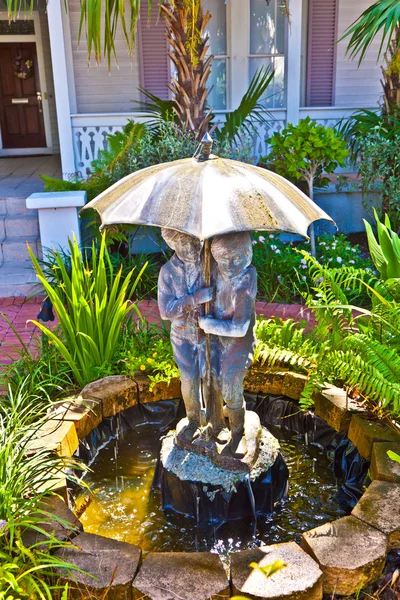 Fontana con acqua da un ombrellone — Foto Stock