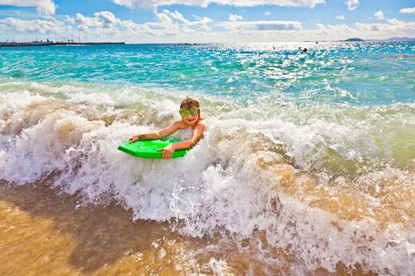Çocuk surfboard ile eğlenceli vardır. — Stok fotoğraf