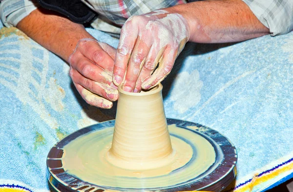 Manos trabajando en la rueda de cerámica —  Fotos de Stock