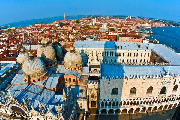 Med utsikt över den vackra staden och gamla palatsen i Venedig med t — Stockfoto