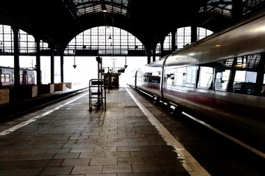 yüksek hızlı tren istasyonunda kışın