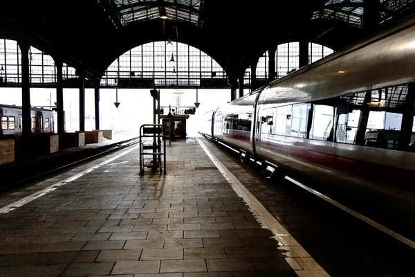 Comboio de alta velocidade na estação no inverno — Fotografia de Stock