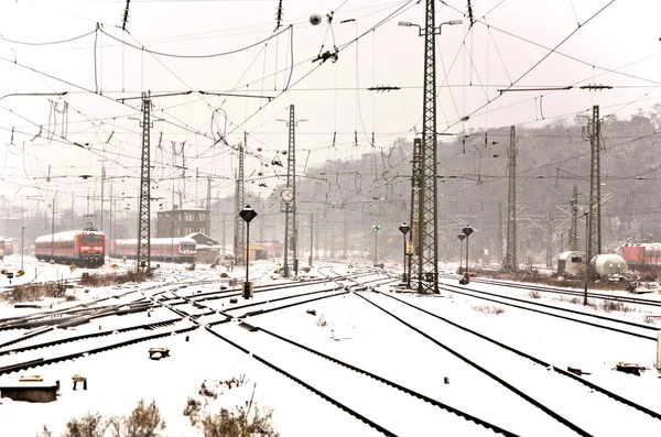Železniční tratě v zimě pod sněhem — Stock fotografie