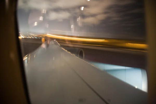 Vliegtuigen starten bij nacht gezien vanuit cabine — Stockfoto