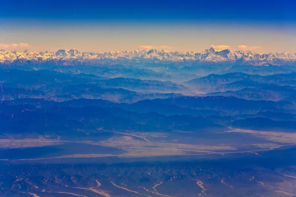 Sobrevolando el Himalaya por la mañana con el amanecer — Foto de Stock