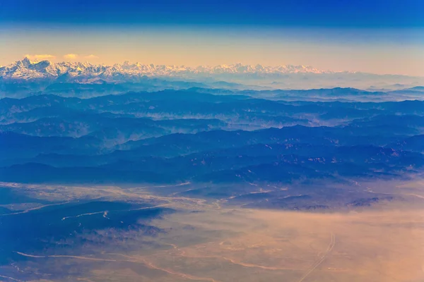 Vliegen over de himalaya in de ochtend met zonsopgang — Stockfoto