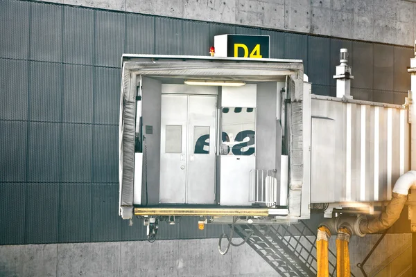 Doigt à la porte de l'aéroport — Photo