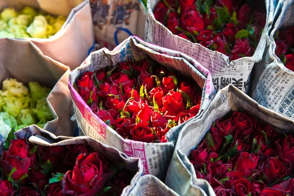 गुलाब फूल समूह बाजार — स्टॉक फ़ोटो, इमेज