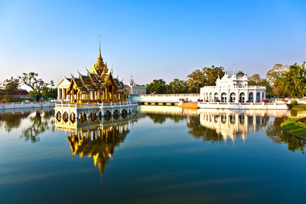 Bang pa-in aisawan w Pałacu Królewskiego latem w pobliżu Bangkoku, tajski — Zdjęcie stockowe