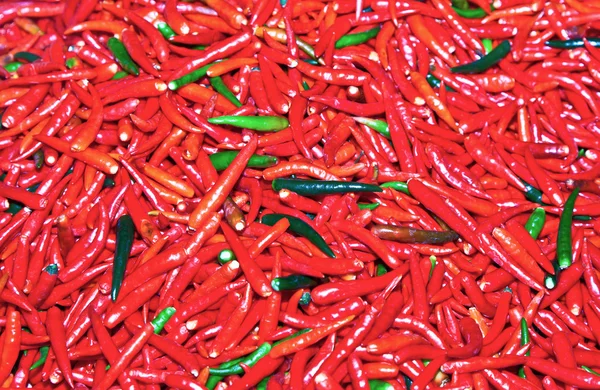新鲜红辣椒被提供在轰隆的花卉市场在唐人街 — 图库照片