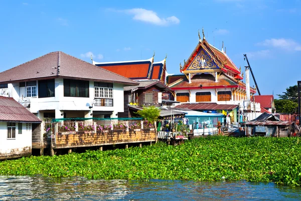 Tempel am Fluss mae nam chao phraya in bangkok — Stockfoto