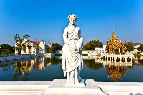 Bellissimo palazzo reale estivo Parco vicino Ayutthaja con lago — Foto Stock