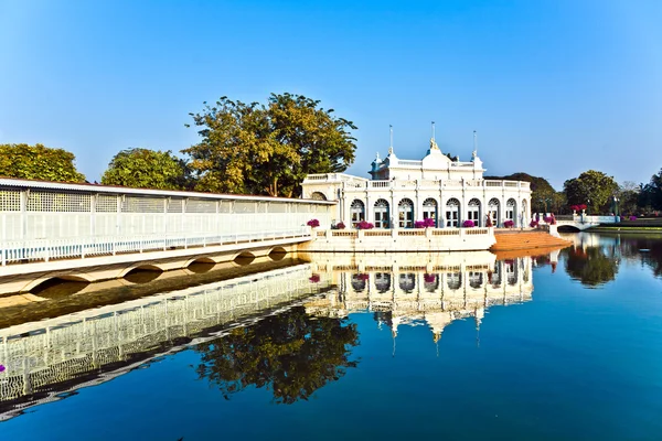 Schöner königlicher Sommerpalastpark in der Nähe von Ayutthaja mit See — Stockfoto