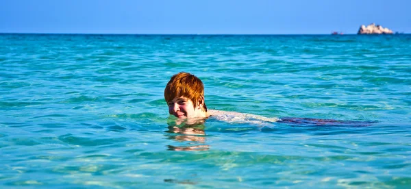 Menino gosta do belo mar limpo e se diverte — Fotografia de Stock