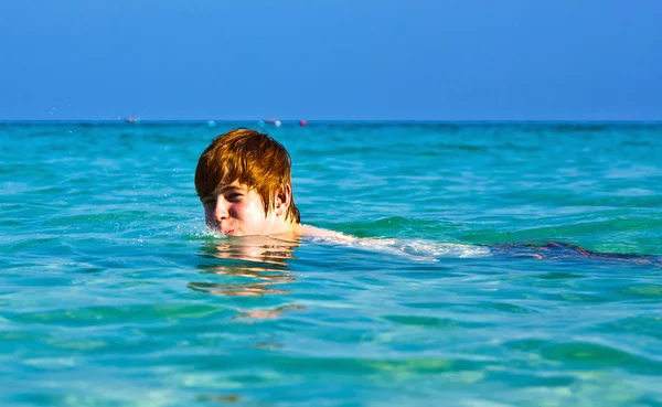 Junge genießt das schöne saubere Meer und hat Spaß — Stockfoto
