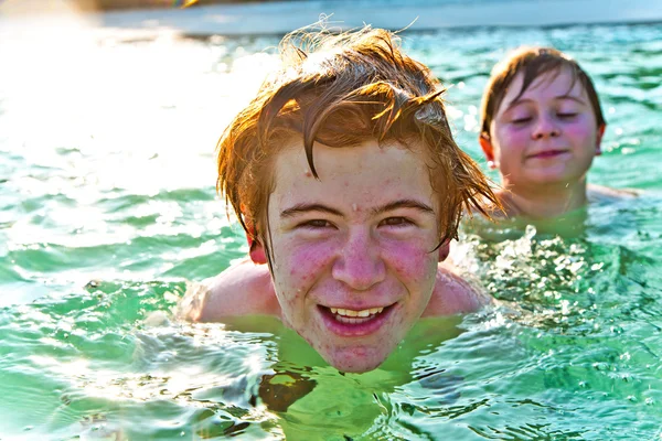 형제 아름 다운 해변에서 맑은 따뜻한 물을 즐길 수 있습니다. — 스톡 사진