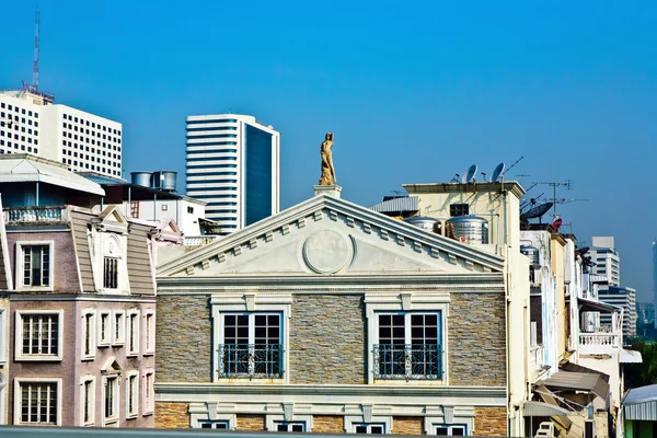 Karayolu ile gökdelenler bir banliyösünde Marnixkade heykeli ile ev — Stok fotoğraf