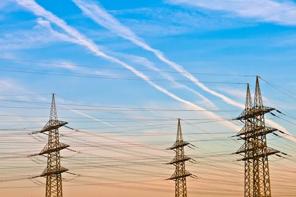 Torre elettrica nel paesaggio con cielo blu all'alba — Foto Stock