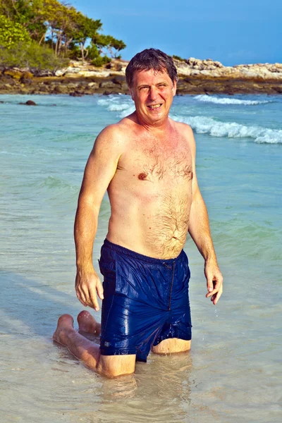 Hombre disfruta de la hermosa playa de arena —  Fotos de Stock