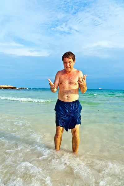 Homme jouit de la belle plage de sable fin — Photo