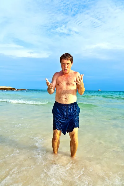 Мужчина наслаждается прекрасным песчаным пляжем — стоковое фото