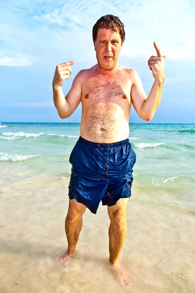 Homem gosta da bela praia de areia — Fotografia de Stock