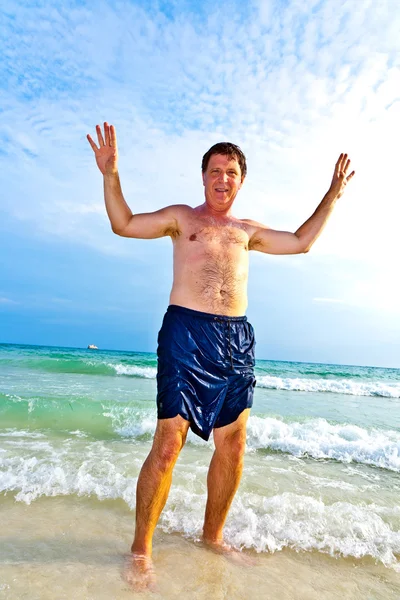 Człowiek znajduje się w pięknej, piaszczystej plaży — Zdjęcie stockowe