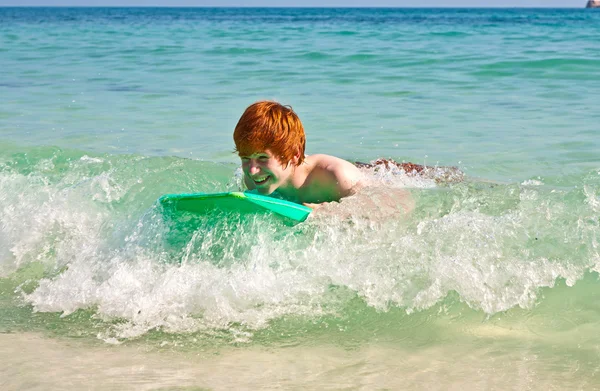 Chico se divierte surfeando en las olas — Foto de Stock