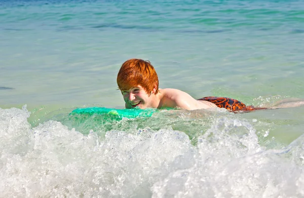 Chico se divierte surfeando en las olas — Foto de Stock