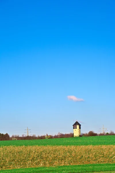 Wasserturm in ländlicher Landschaft — Stockfoto