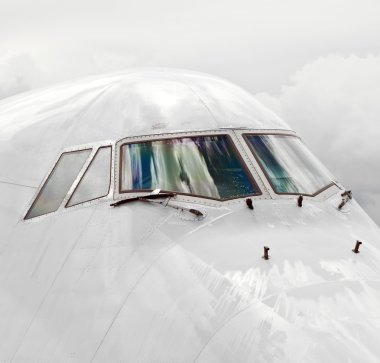 uçak burun ile kokpit pencere detayı