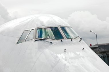uçak burun ile kokpit pencere detayı