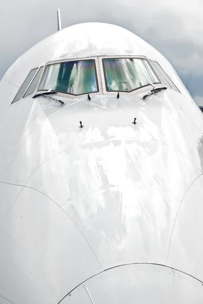 Λεπτομέρεια της μύτης του αεροσκάφους με το πιλοτήριο παράθυρο — Φωτογραφία Αρχείου