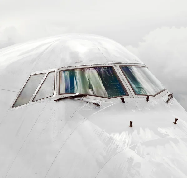 Detalle de la nariz del avión con ventana de cabina — Foto de Stock