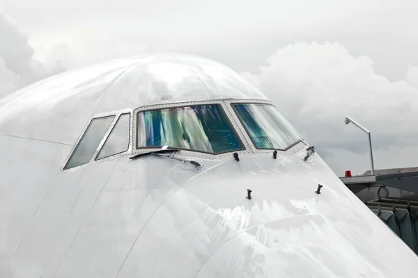 Λεπτομέρεια της μύτης του αεροσκάφους με το πιλοτήριο παράθυρο — Φωτογραφία Αρχείου