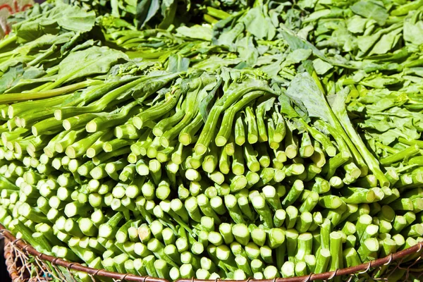 Verdure fresche offerte al mercato all'aperto — Foto Stock