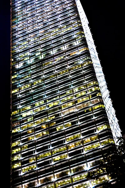 Фасад небоскребов ночью — стоковое фото