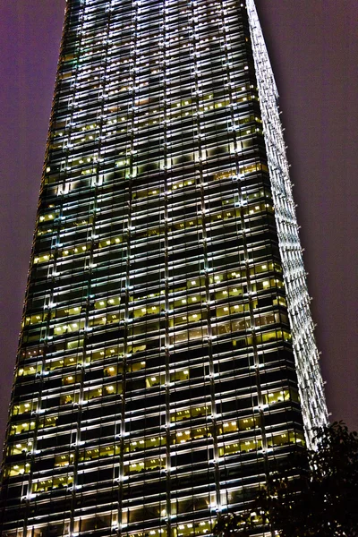 Фасад небоскребов ночью — стоковое фото