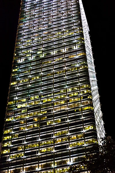 Fachada de rascacielos por la noche —  Fotos de Stock
