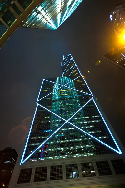 밤에 고층 빌딩의 외관 — 스톡 사진