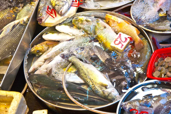 Pescado fresco en el mercado — Foto de Stock