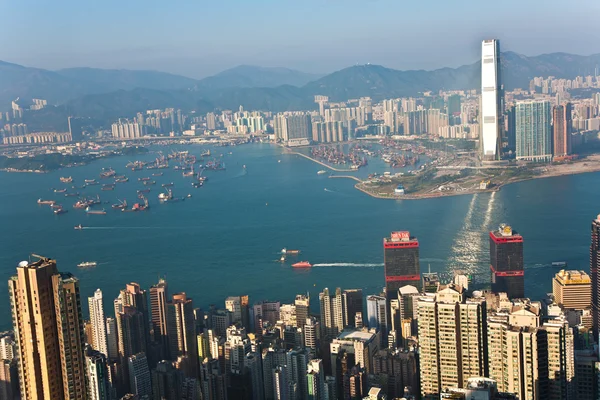 Hong Kong vista de Victoria Peak para a baía e os arranha-céus — Fotografia de Stock