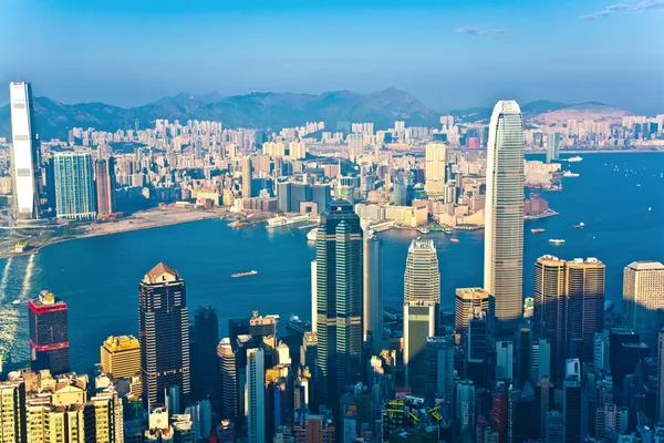 Hong Kong vista desde el pico Victoria a la bahía y los rascacielos —  Fotos de Stock