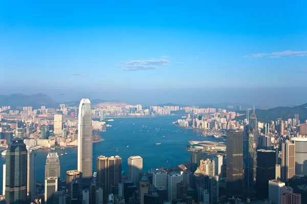 Hong Kong view from Victoria Peak to the bay and the skyscrapers — Stock Photo, Image