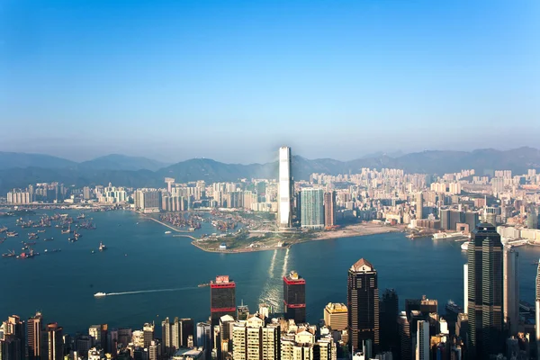 Hong Kong vista desde el pico Victoria a la bahía y los rascacielos — Foto de Stock
