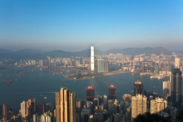 Hong kong megtekintése victoria peak úti az öbölre és a felhőkarcoló — Stock Fotó