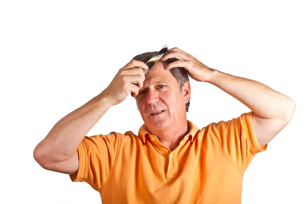 Homem atraente penteando seu cabelo — Fotografia de Stock