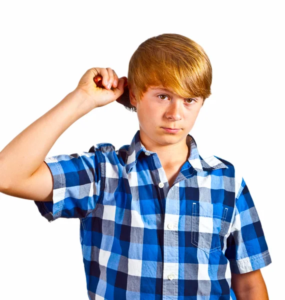 Fiatal fiú fogmosás a haját — Stock Fotó