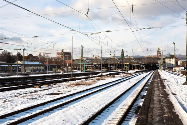 Rails i vinter på stationen — Stockfoto