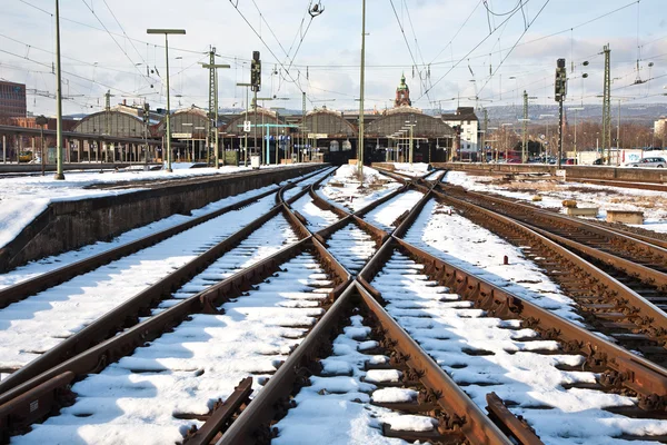 Szyny w zimie na stacji — Zdjęcie stockowe